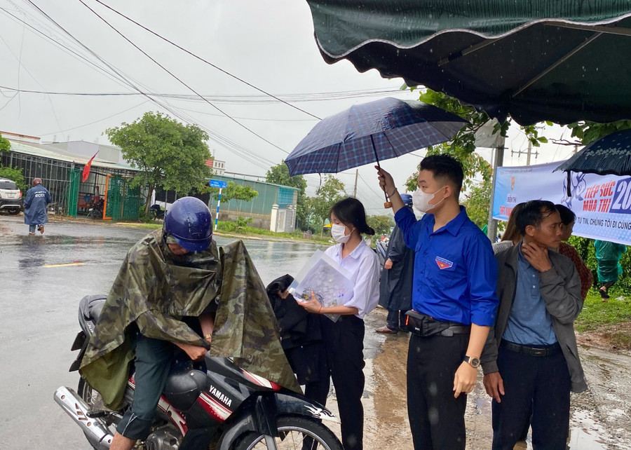 Sáng 27/6, tại huyện Sa Thầy (Kon Tum) xảy ra mưa lớn, tại điểm thi Trường THPT Quang Trung (thị trấn Sa Thầy) ngay từ sáng sớm, lực lượng công an, tình nguyện viên đã có mặt để hỗ trợ các thí sinh tham gia dự thi.