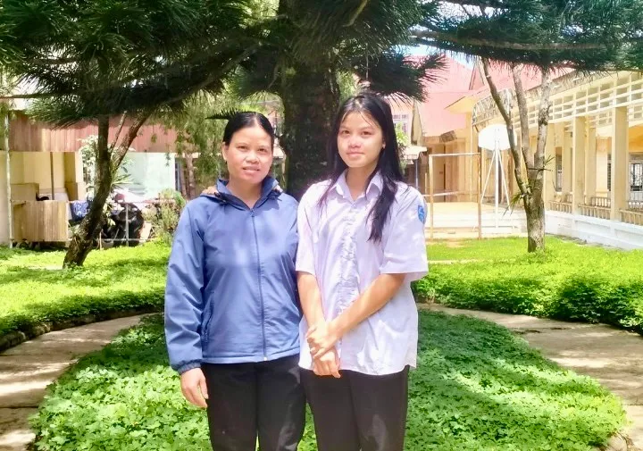 Chị Y Vê cùng con gái Y Tuệ tham gia Kỳ thi tốt nghiệp THPT 2024.