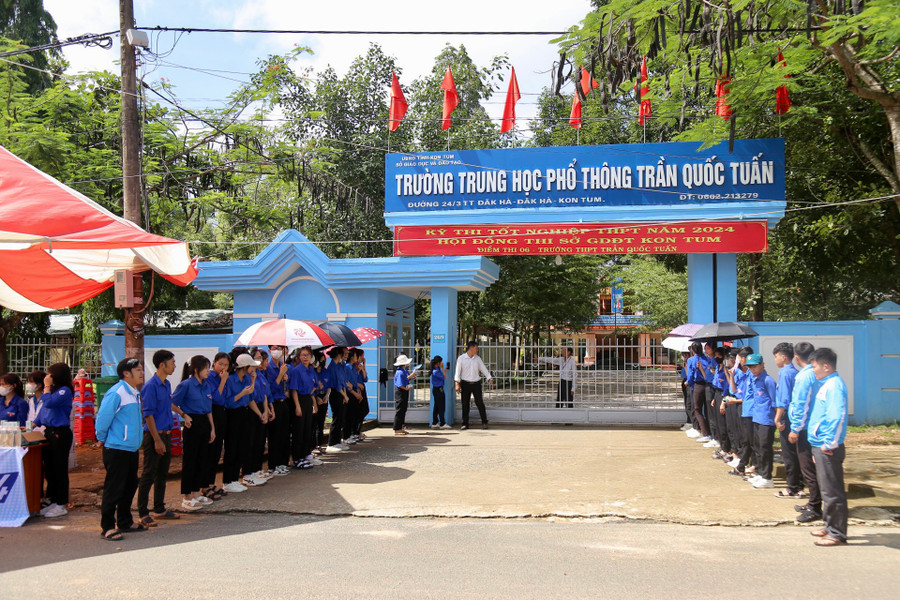 Tình nguyện viên tại huyện Đăk Hà (Kon Tum) luôn túc trực động viên tinh thần, hỗ trợ thí sinh.