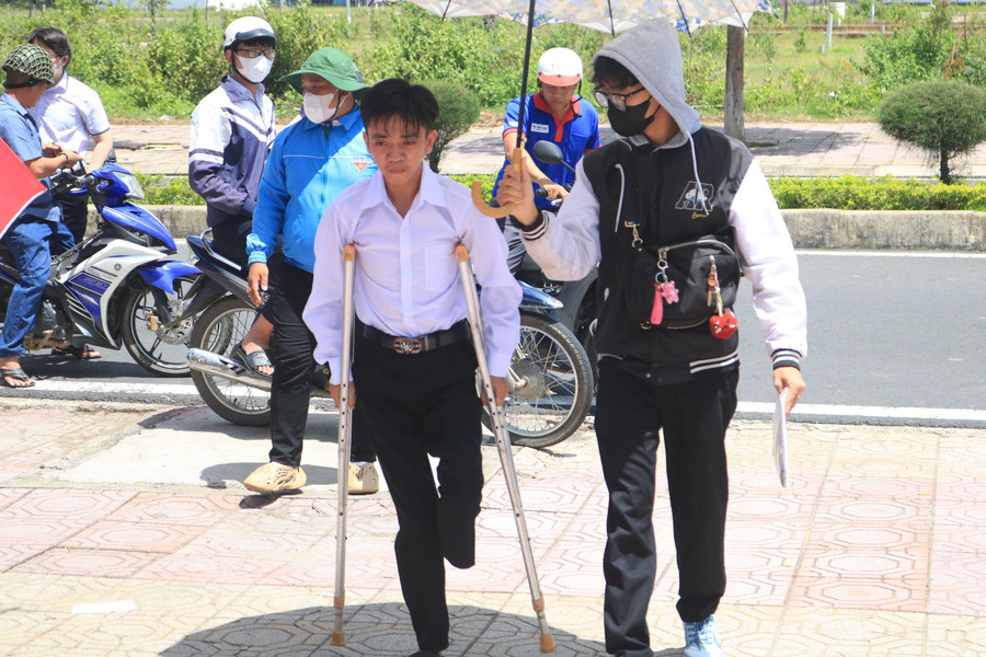 Em Nguyễn Đức Ngọc Duy (SN 2004, huyện Đăk Hà, Kon Tum) bị ung thư xương nhưng vẫn quyết tâm tham gia Kỳ thi tốt nghiệp THPT năm 2024 và được tình nguyện viên hỗ trợ nhiệt tình. Ban Thường vụ Tỉnh đoàn, Ban Chỉ đạo Tiếp sức mùa thi năm 2024 đã trao tặng 1 suất quà cho Ngọc Duy tại điểm thi Trường THCS-THPT Liên Việt Kon Tum.