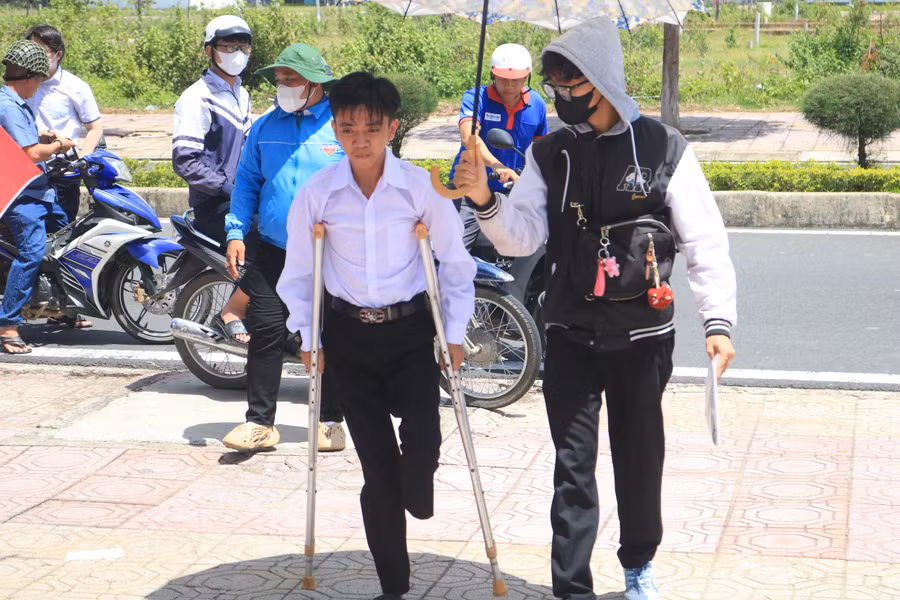 Em Nguyễn Đức Ngọc Duy (SN 2004, huyện Đăk Hà, Kon Tum) bị ung thư xương nhưng vẫn quyết tâm tham gia Kỳ thi tốt nghiệp THPT năm 2024 và được tình nguyện viên hỗ trợ nhiệt tình. Ban Thường vụ Tỉnh đoàn, Ban Chỉ đạo Tiếp sức mùa thi năm 2024 đã trao tặng 1 suất quà cho Ngọc Duy tại điểm thi Trường THCS-THPT Liên Việt Kon Tum.