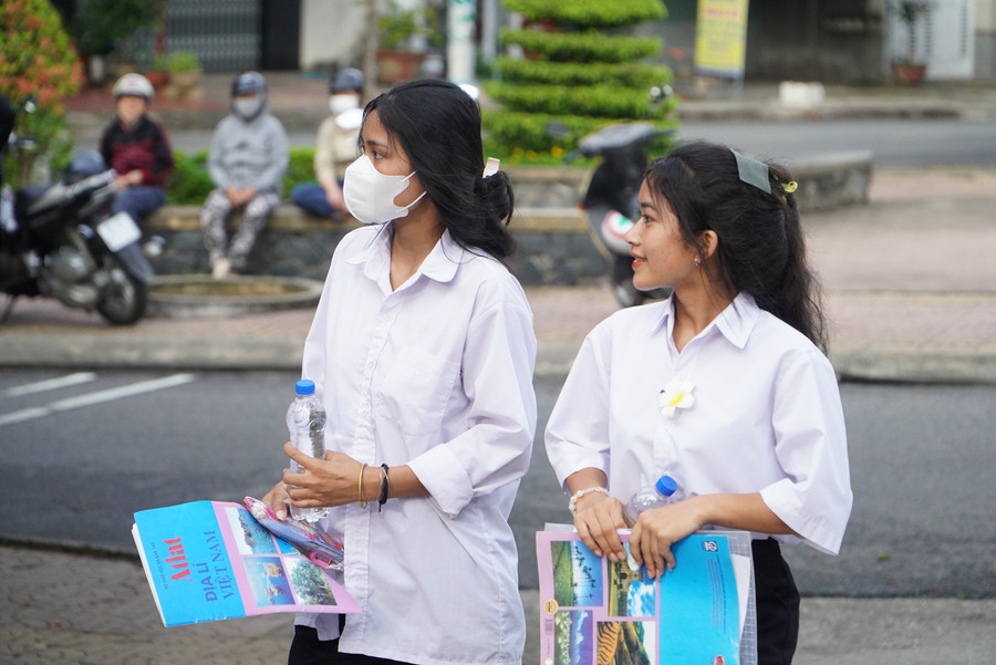 Sĩ tử Kon Tum tự tin bước vào bài thi tổ hợp Khoa học tự nhiên - Khoa học xã hội. Sĩ tử Kon Tum tự tin bước vào bài thi tổ hợp Khoa học tự nhiên - Khoa học xã hội.