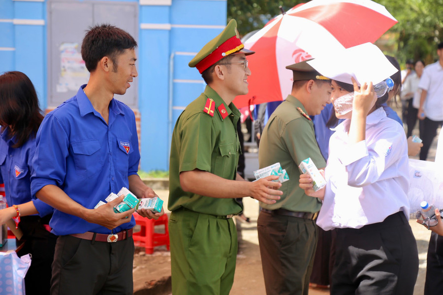 Phát sữa miễn phí cho sĩ tử tại huyện Đăk Hà (Kon Tum).