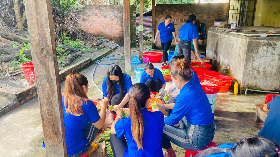Tại điểm thi Trường THPT Lương Thế Vinh (huyện Đăk Glei, tỉnh Kon Tum) năm nay có hơn 300 thí sinh dự thi, trong đó có 108 thí sinh nhà xa được bố trí ăn, ở tại Trường Phổ thông DTNT huyện Đăk Glei. Những thí sinh này được UBND huyện hỗ trợ kinh phí ăn uống, còn Huyện đoàn sẽ huy động lực lượng nấu nướng, phục vụ.