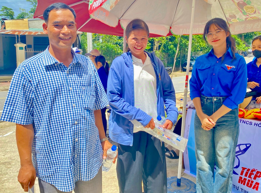 Ông A Quang quyết tâm cầm tấm bằng tốt nghiệp THPT trong lần thi thứ 2. Ông A Quang quyết tâm cầm tấm bằng tốt nghiệp THPT trong lần thi thứ 2.