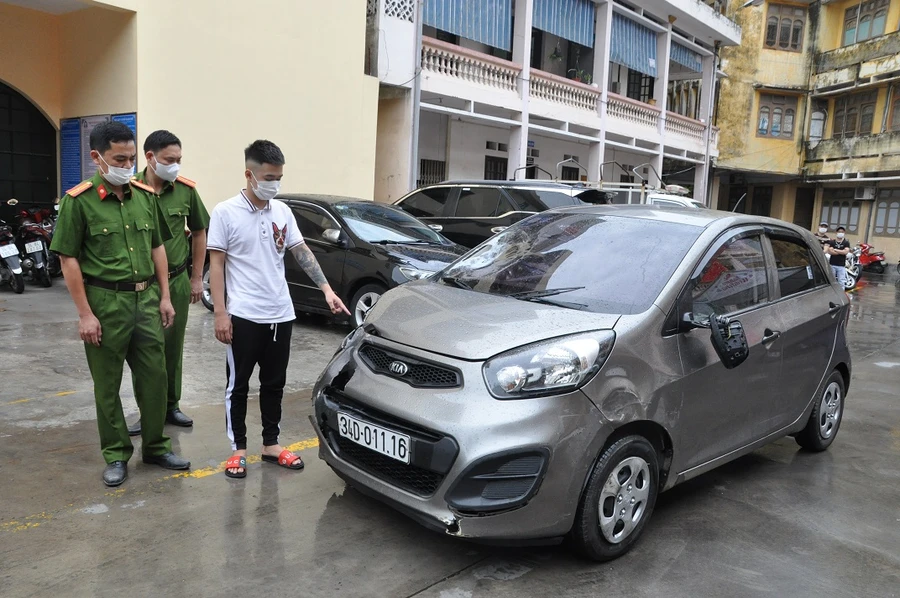 Nguyễn Văn Toàn cùng chiếc xe gây ra vụ tai nạn tại cơ quan công an. Ảnh: Công an Hải Dương.