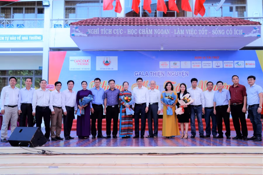 Ban tổ chức (cán bộ, phóng viên Báo GD&amp;TĐ; lãnh đạo, nhân viên Sở GD&amp;ĐT Đắk Lắk) chụp ảnh lưu niệm cùng các nhà tài trợ.