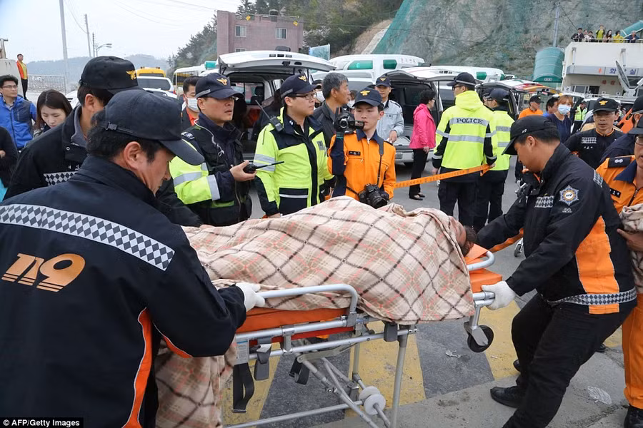 Hàn Quốc dồn sức cứu hộ phà chở gần 500 người bị chìm