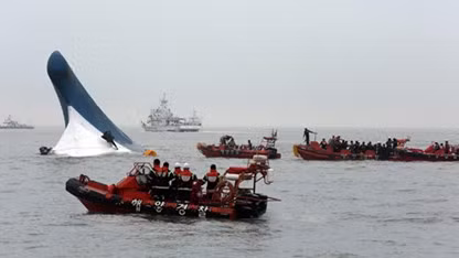 Hàn Quốc cứu hộ tàu đắm trong thời tiết bất lợi