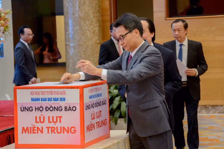 Phó Thủ tướng Vũ Đức Đam cùng các đại biểu quyên góp, ủng hộ HS,GV các tỉnh miền Trung chịu ảnh hưởng bởi bão, lũ.