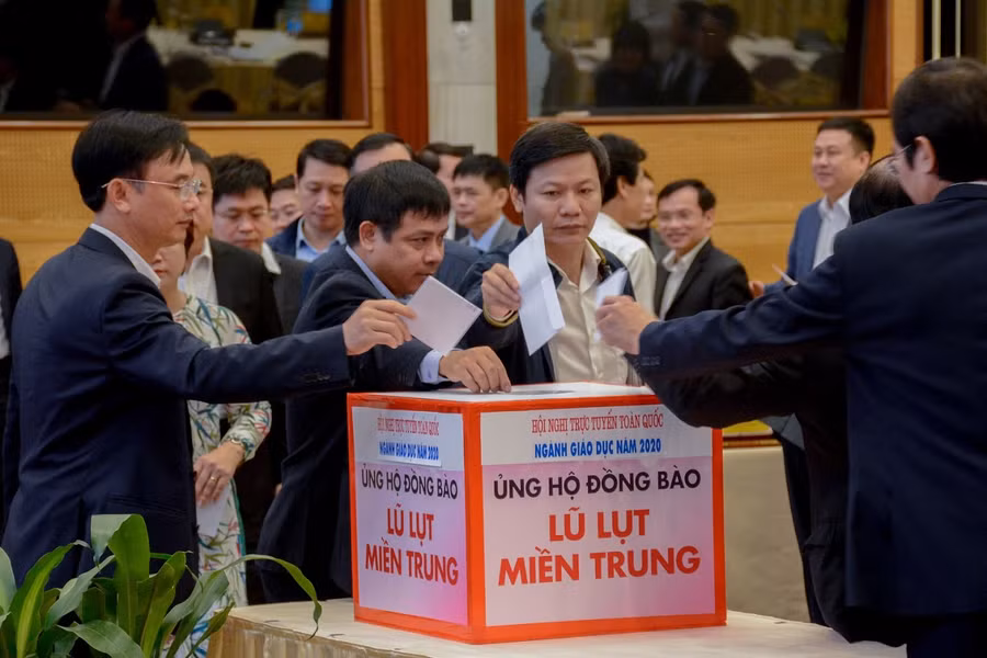 Các đại biểu đóng góp ủng hộ