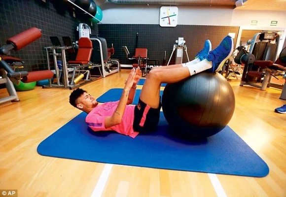 Siêu sao Neymar lột xác từ chàng trai mỏng manh đến body 6 múi