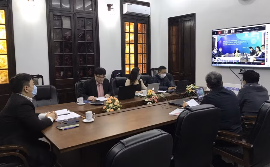 Hội thảo được tổ chức trực tiếp và trực tuyến thu hút gần 300 đại biểu tham gia