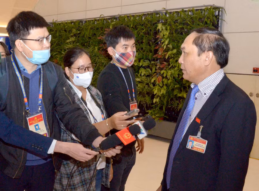 Đại biểu Võ Hồng Hải - Trưởng ban Tổ chức Tỉnh ủy Hà Tĩnh trả lời phỏng vấn báo chí bên hàng lang Đại hội