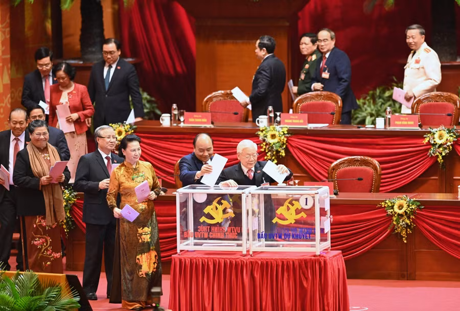 Các đồng chí lãnh đạo Đảng và Nhà nước bỏ phiếu bầu Ban Chấp hành Trung ương khóa XIII 