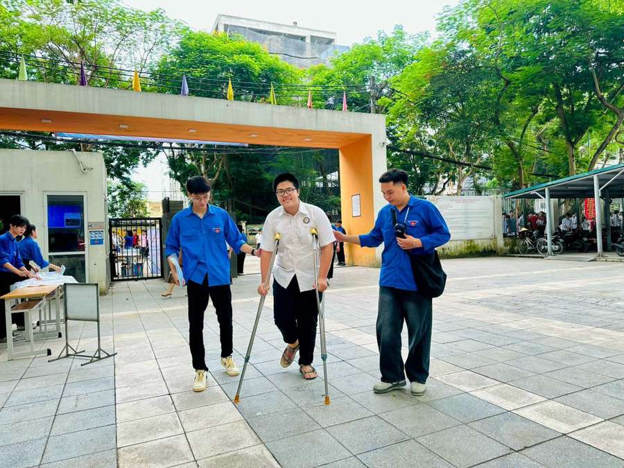 Các điểm thi tổ chức các đội hình đưa đón thí sinh có hoàn cảnh khó khăn trong những ngày thi; đặc biệt các thí sinh khó khăn về vận động, khuyết tật hoặc em học sinh không có phương tiện đi lại…. Các điểm thi tổ chức các đội hình đưa đón thí sinh có hoàn cảnh khó khăn trong những ngày thi; đặc biệt các thí sinh khó khăn về vận động, khuyết tật hoặc em học sinh không có phương tiện đi lại….