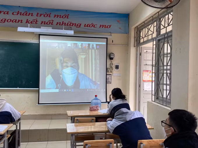 Tiết học kết hợp trực tiếp và trực tuyến. Ảnh minh họa/INT