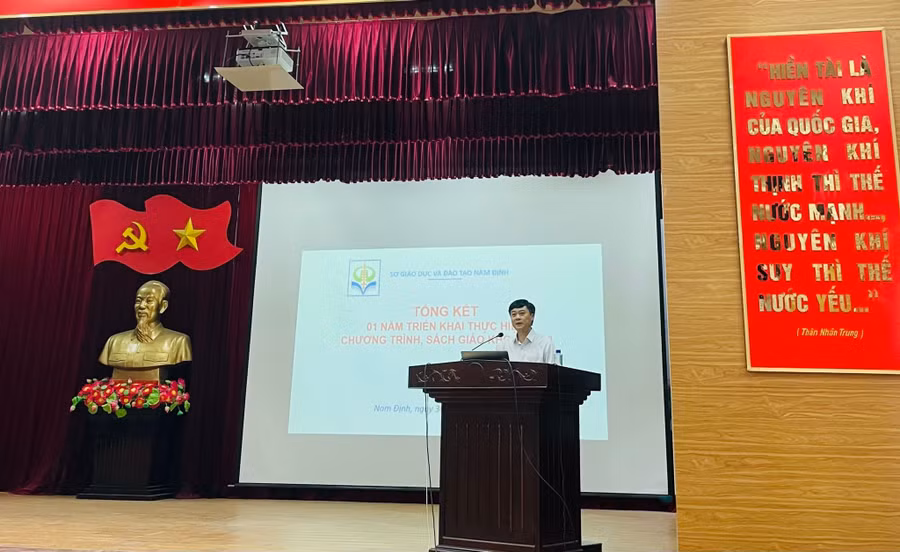 Ông Nguyễn Xuân Hồng, Phó Giám đốc Sở GD&amp;ĐT Nam Định, phát biểu.