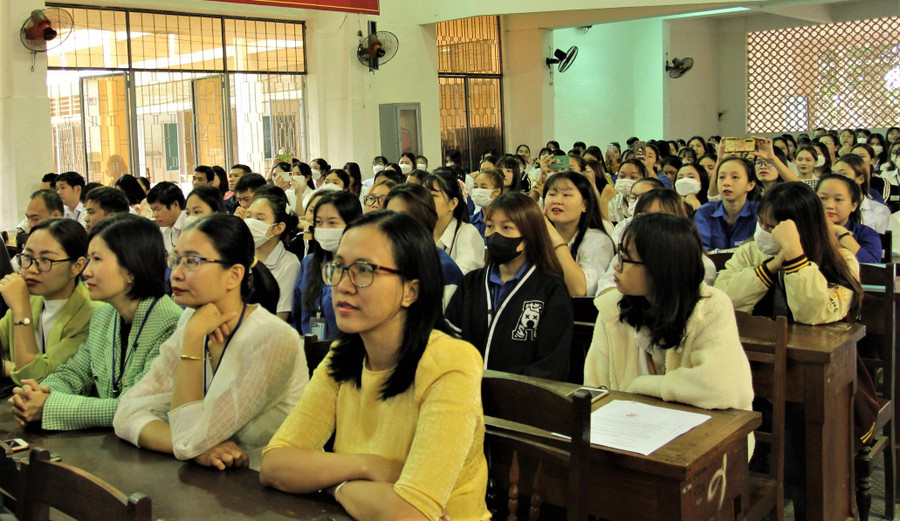 Giảng viên, sinh viên dự lễ khai giảng năm học 2022-2023.