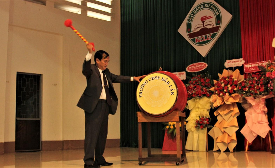 Ths. Nguyễn Ngọc Thành - Phó Hiệu trưởng Phụ trách nhà trường đánh trống khai giảng năm học 2022-2023.