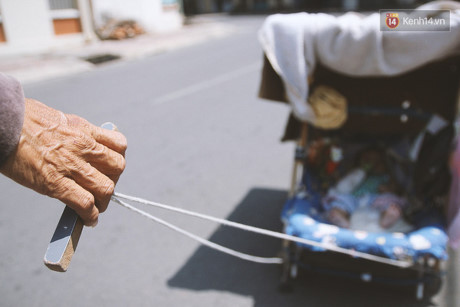 Những khoảnh khắc ông bà thay cha mẹ khiến ai cũng xúc động - Ảnh 12 Nhung khoanh khac ong ba thay cha me khien ai cung xuc dong - Anh 12