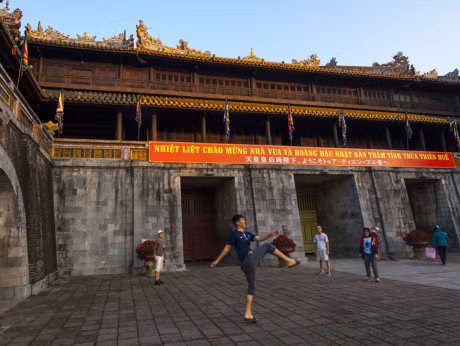 Chum anh: Khoanh khac som mai o co do Hue - Anh 7