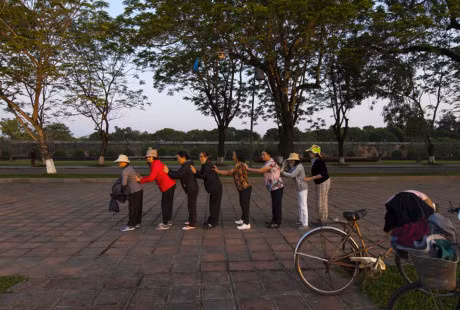 Chum anh: Khoanh khac som mai o co do Hue - Anh 3