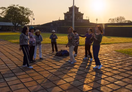 Chum anh: Khoanh khac som mai o co do Hue - Anh 12