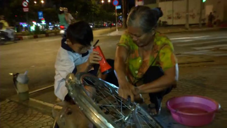 Những khoảnh khắc ông bà thay cha mẹ khiến ai cũng xúc động - Ảnh 6 Nhung khoanh khac ong ba thay cha me khien ai cung xuc dong - Anh 6