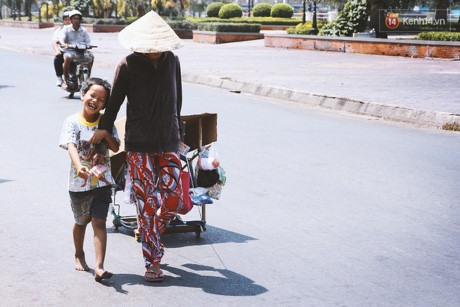 Những khoảnh khắc ông bà thay cha mẹ khiến ai cũng xúc động - Ảnh 8 Nhung khoanh khac ong ba thay cha me khien ai cung xuc dong - Anh 8