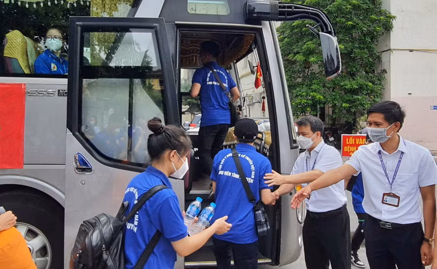 Lãnh đạo Học viện chúc cả đoàn lên đường bình an, hoàn thành xuất sắc nhiệm vụ