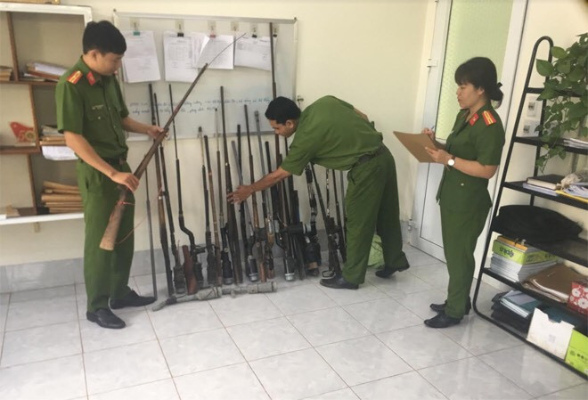 Lực lượng Công an Đắk Nông thu hồi hàng trăm súng tự chế, hung khí của người dân. (Ảnh: BH)