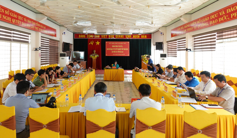 Các cơ quan, ban ngành tỉnh Gia Lai báo cáo về công tác chuẩn bị, phương án ứng phó trong Kỳ thi tốt nghiệp THPT 2023... với Đoàn công tác của Bộ GD&ĐT. Các cơ quan, ban ngành tỉnh Gia Lai báo cáo về công tác chuẩn bị, phương án ứng phó trong Kỳ thi tốt nghiệp THPT 2023... với Đoàn công tác của Bộ GD&ĐT.