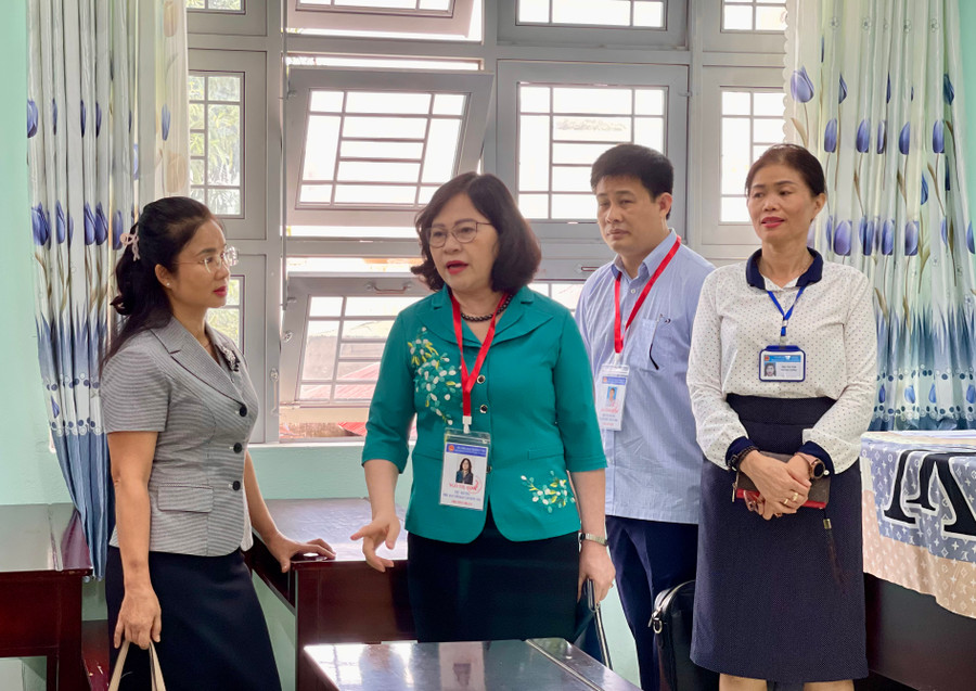 Thứ trưởng Ngô Thị Minh cùng Đoàn công tác đã đến kiểm tra cơ sở vật chất, công tác chuẩn bị cho kỳ thi tại Trường THPT Phan Bội Châu.