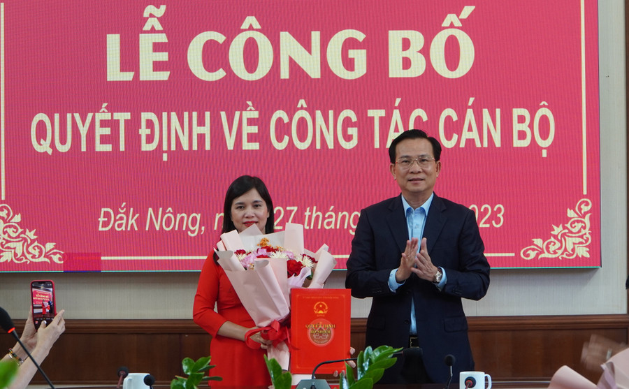 Ông Hồ Văn Mười - Phó Bí thư Tỉnh ủy, Chủ tịch UBND tỉnh trao quyết định cho bà Nguyễn Thị Thu. (Ảnh: CTV) Ông Hồ Văn Mười - Phó Bí thư Tỉnh ủy, Chủ tịch UBND tỉnh trao quyết định cho bà Nguyễn Thị Thu. (Ảnh: CTV)