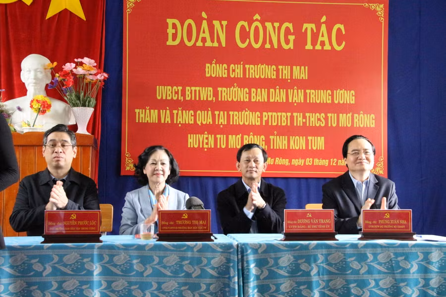 Đoàn công tác chia sẻ với giáo viên và học sinh vùng khó Tu Mơ Rông.