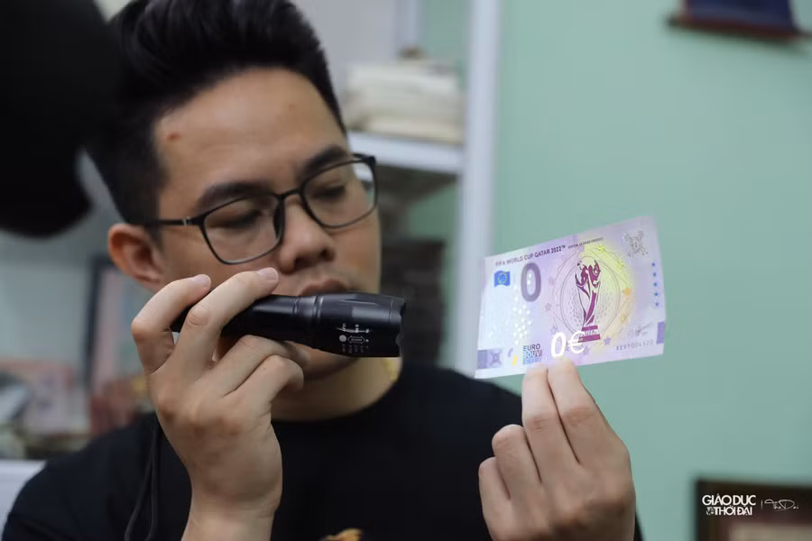 Những đặc điểm chống hàng giả được in trên tờ tiền kỷ niệm: Có hình mờ (watermark); những đoạn in siêu nhỏ; khi soi bằng đèn UV sẽ xuất hiện những đoạn mực và kí hiệu hologam…