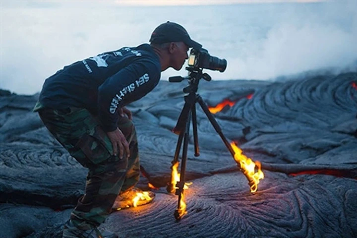 Để có những shoot hình đẹp, cần phải có những con người dũng cảm như thế này