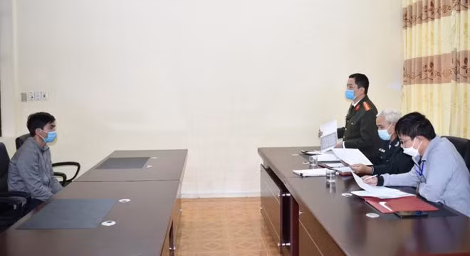 Cơ quan chức năng làm việc với đối tượng Nguyễn Anh Tuấn. Ảnh: Công an Ninh Bình.
