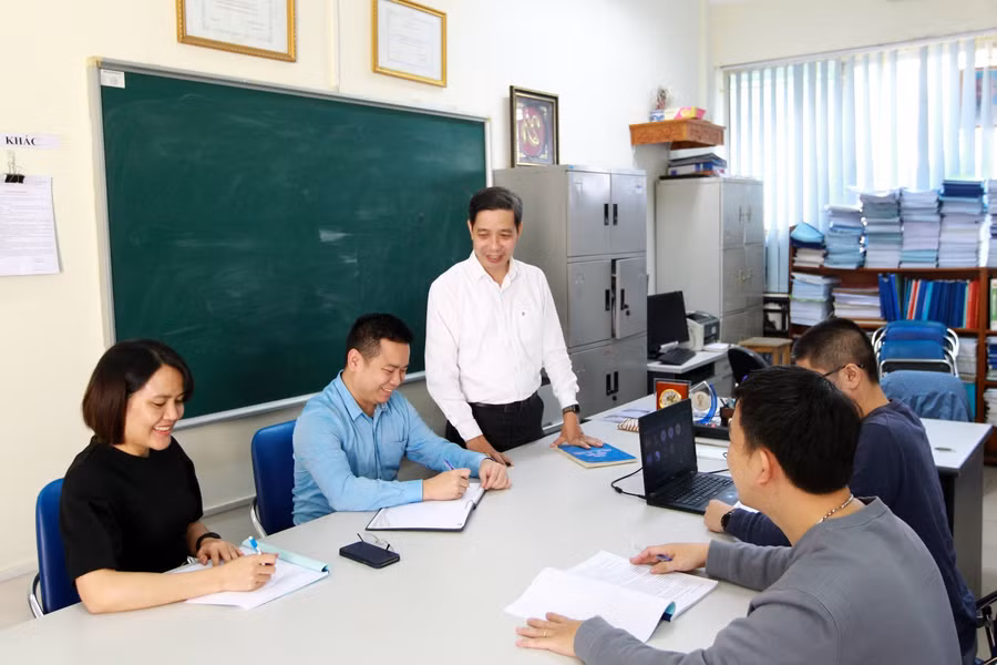 PGS.TS Nguyễn Thanh Chương (người đứng) trong một lần giao ban chuyên môn cùng các đồng nghiệp