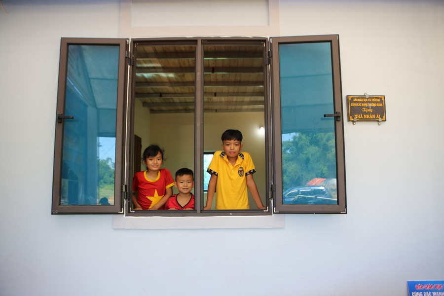 Niềm hân hoan của các em học sinh trong ngôi nhà mới.