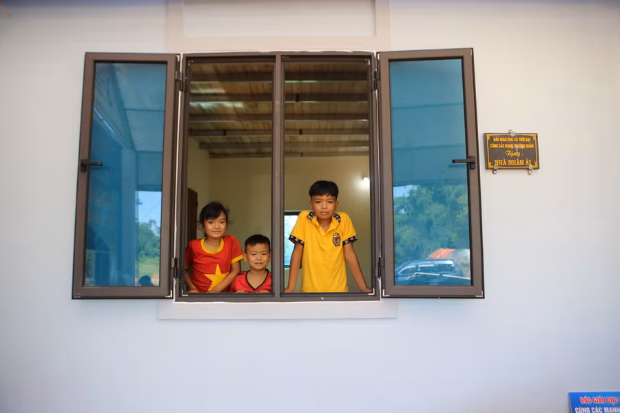 Niềm hân hoan của các em học sinh trong ngôi nhà mới.