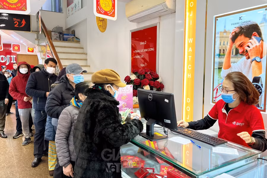 Hầu hết các cửa hàng đều mở cửa từ 6 giờ 30 phút, sớm hơn ngày thường để phục vụ người dân.