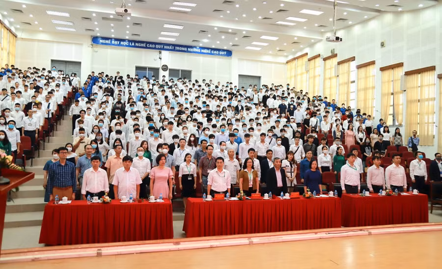 Lễ kỷ niệm 20 năm đào tạo ngành Tin học của Khoa Công nghệ thông tin diễn ra trang trọng, ấm cúng.