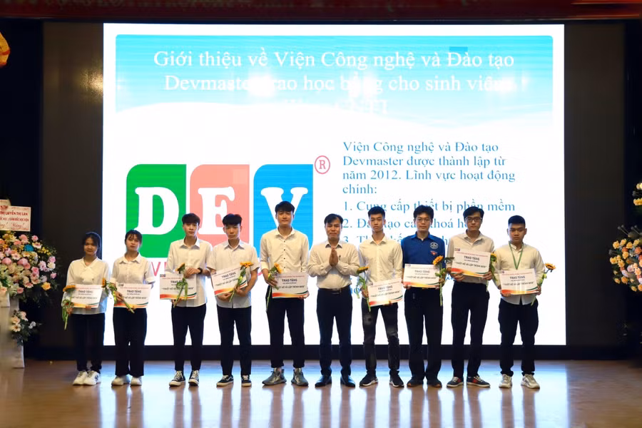 Đại diện doanh nghiệp trao học bổng tài trợ cho sinh viên Khoa Công nghệ thông tin.