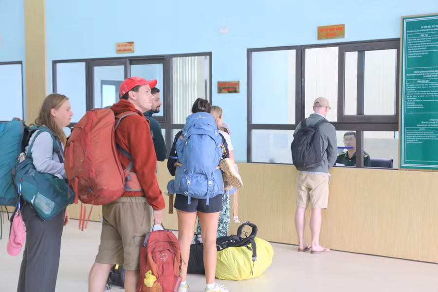 Người nước ngoài làm thủ tục nhập cảnh qua cửa khẩu La Lay.