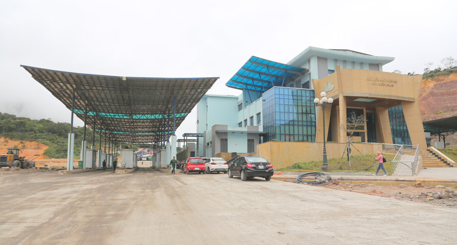 Cả 2 luồng XNK, XNC tại Cửa khẩu quốc tế La Lay được kết nối, hoạt động. Cả 2 luồng XNK, XNC tại Cửa khẩu quốc tế La Lay được kết nối, hoạt động.