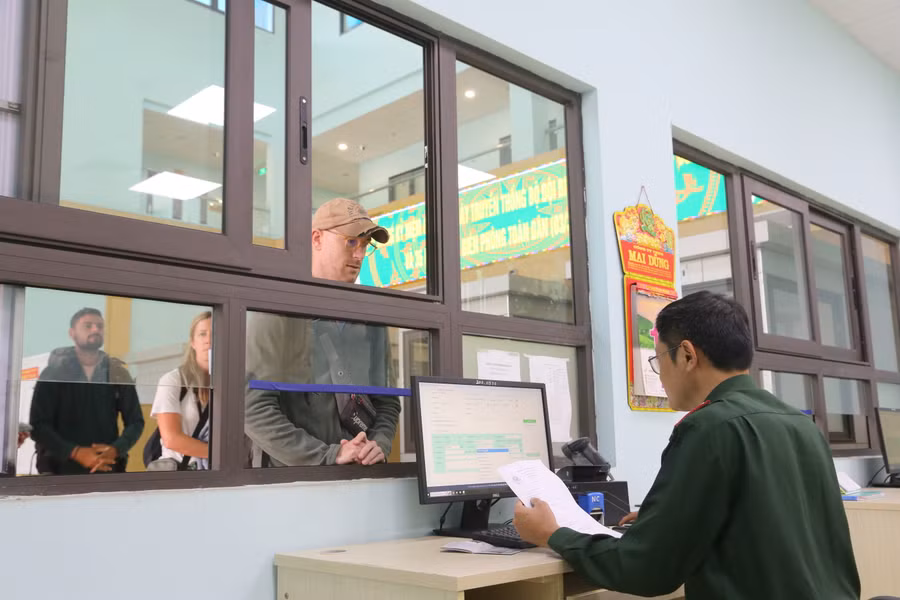 Cán bộ biên phòng hỗ trợ tối đa cho người làm thủ tục xuất, nhập cảnh.