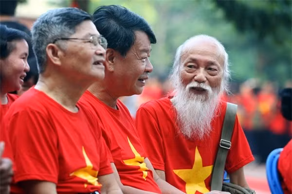 PGS Văn Như Cương (ngoài cùng bên phải). Ảnh minh họa/internet