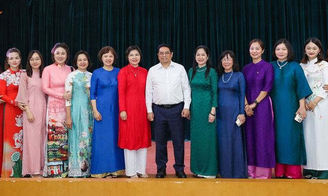 Thủ tướng chụp ảnh lưu niệm cùng các nhà báo nữ - Ảnh: VGP/Nhật Bắc Thủ tướng chụp ảnh lưu niệm cùng các nhà báo nữ - Ảnh: VGP/Nhật Bắc